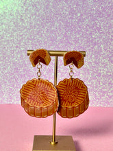 Charger l&#39;image dans la galerie, Boucles d&#39;oreilles à tige en forme de gâteau de lune
